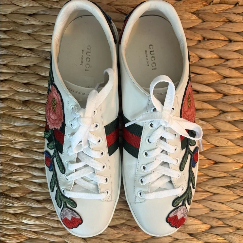 Gucci Women's White Sneakers with Red Floral Embroidery - Picture 2 of 16